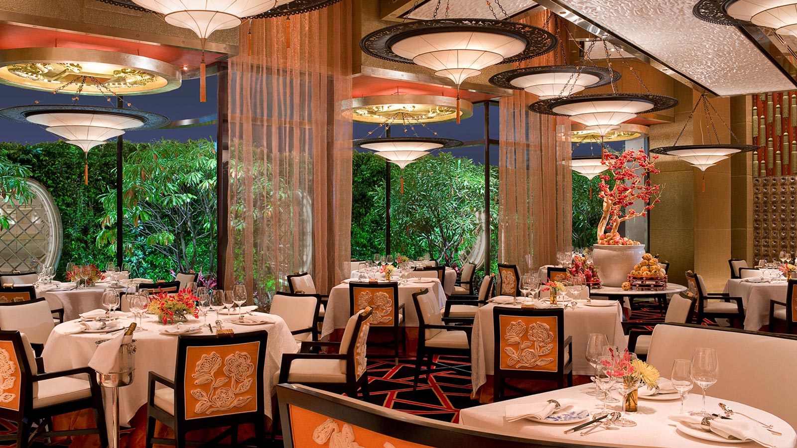 GOLDEN FLOWER Restaurant in China mit Fortuny Leuchte