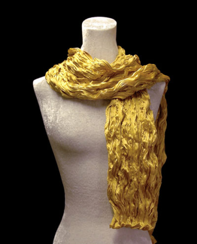 Fortuny geknitterter Seidenkreppschal in Gold