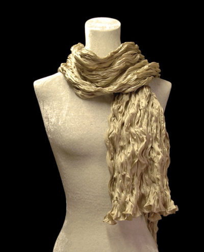 Fortuny geknitterter Seidenkreppschal in Goldbeige