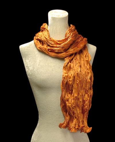 Fortuny geknitterter Seidenkreppschal in Orange