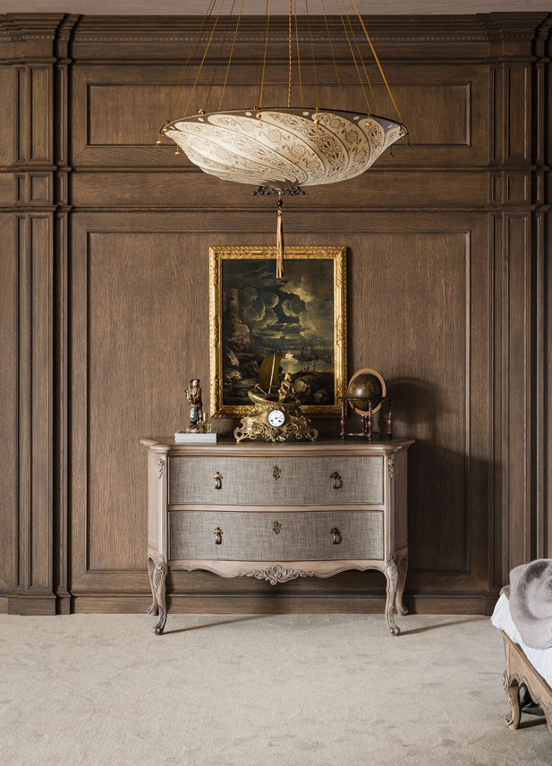 Fortuny Scudo Saraceno Classic elfenbeinweiße Seidenleuchte in einem Hotelzimmer 2