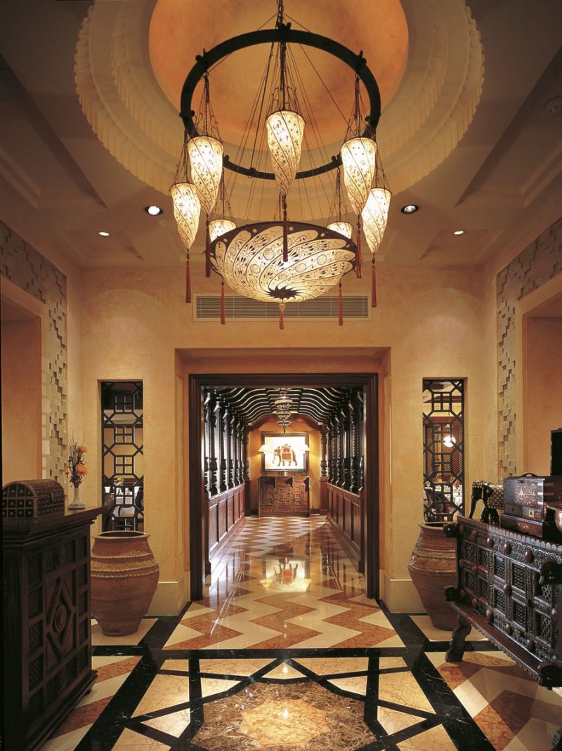 Fortuny Scudo Saraceno Classic elfenbeinweiße Seidenleuchte in einem Hotel