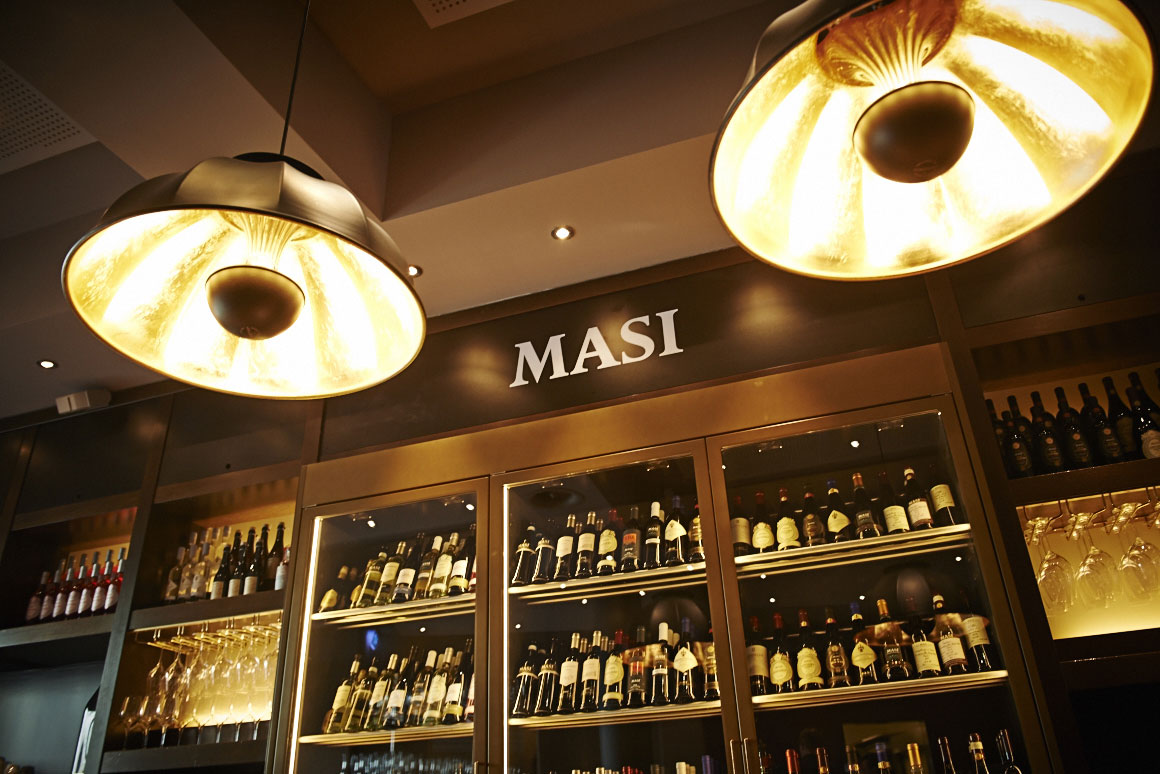 Fortuny leuchte Masi Wine Bar in Zürich