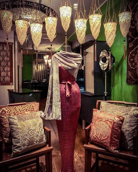 Plissee Fortuny Kleid, Schal und Venetia Studium Kissen