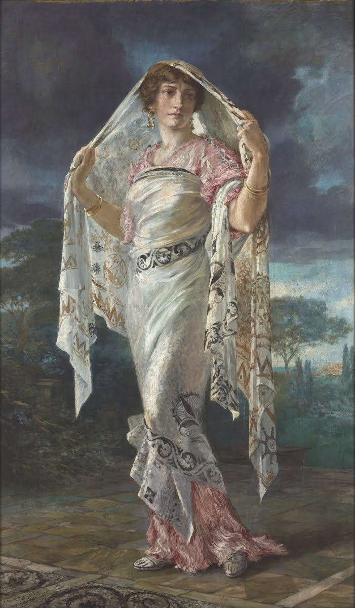 Ein Porträt von Henriette Nigrin in einem Delphos-Kleid und einem Knossos-Schal von Mariano Fortuny 