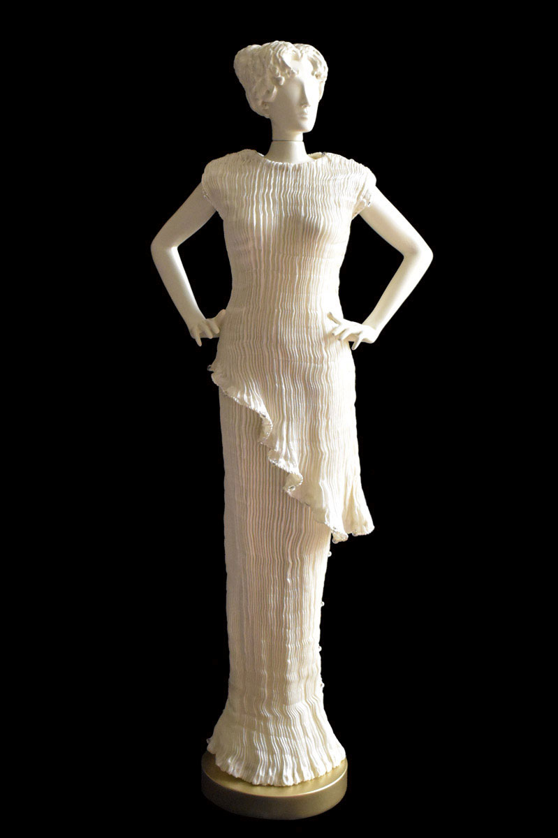 Diva - Statuette einer Frau im Elfenbein Henriette Seiden-Outfit - Roman
