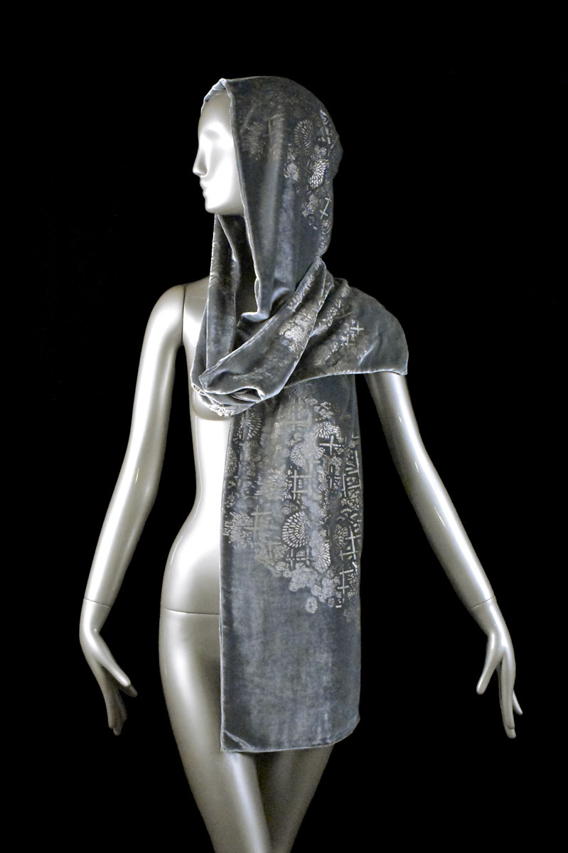 Fortuny bedruckter Samtschal mit Kapuze