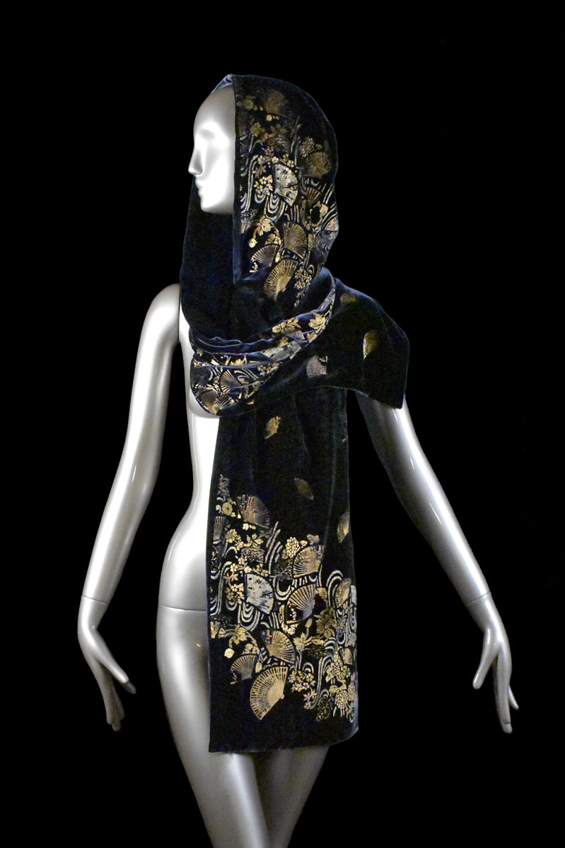 Fortuny bedruckter Samtschal mit Kapuze